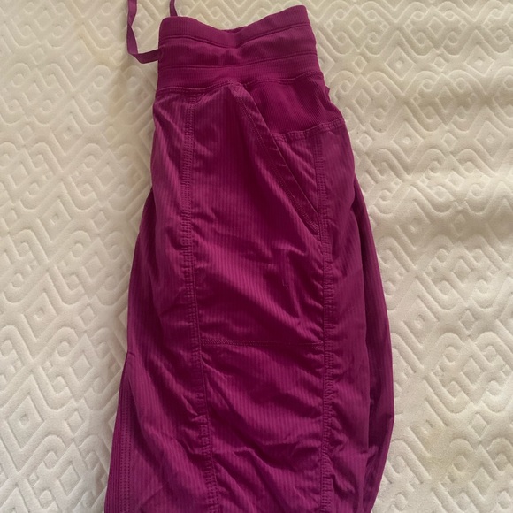 Lululemon dance studio midrise pant XS fuschia - Picture 2 of 3